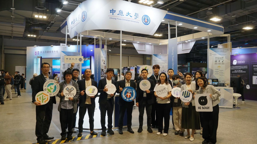 AI EXPO 2026 展覽現場合影