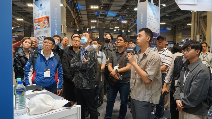 團隊於 AI EXPO 2026 現場向參觀者介紹 FixHub AI